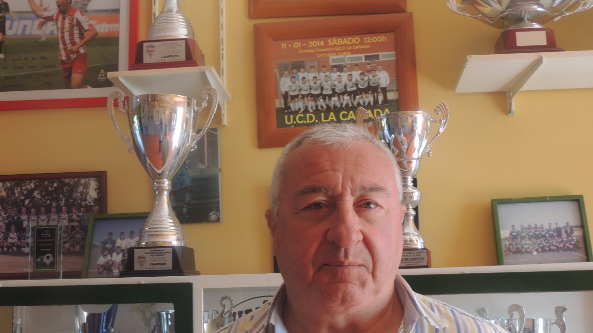 Antonio Ramón en la sala de trofeos que tiene el Club cañaero en el túnel de vestuarios.