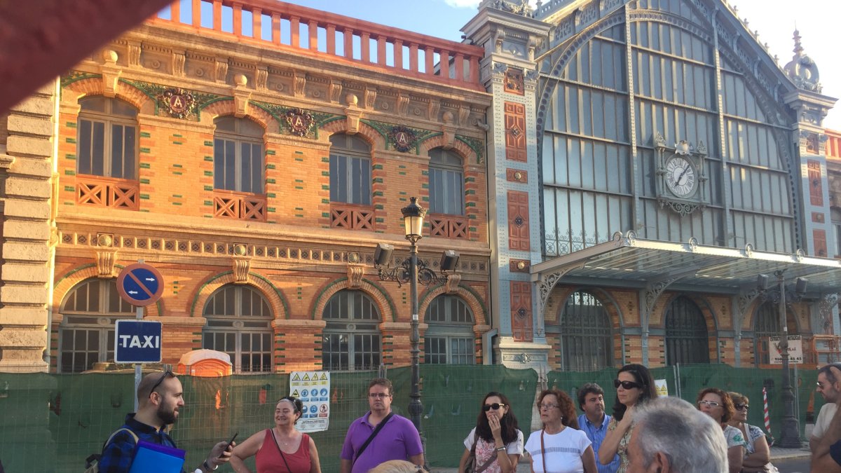 La antigua estación de tren es el punto donde comienza esta ruta guiada. Aquel 31 de mayo, las cristaleras de su fachada se rompieron como consecuenc