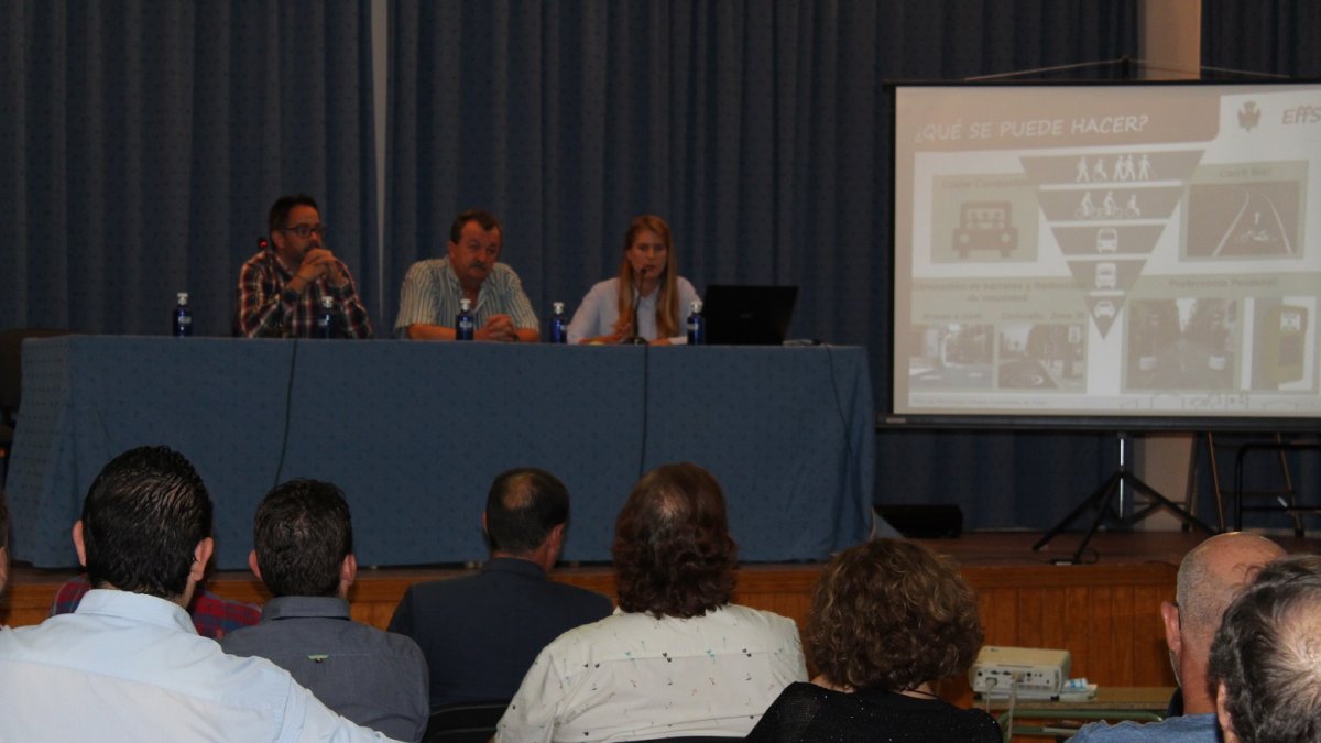 Reunión con los vecinos para escuchar sus propuestas.