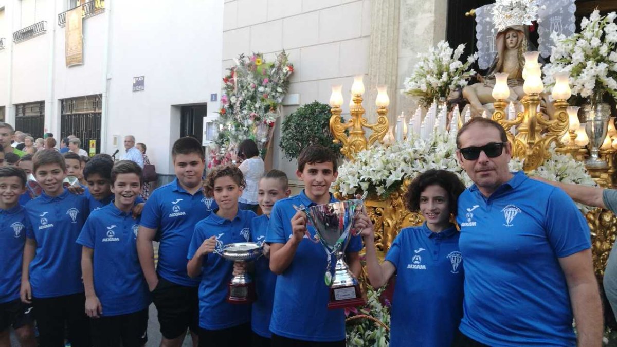 Los jóvenes futbolistas con la Patrona de Viator.