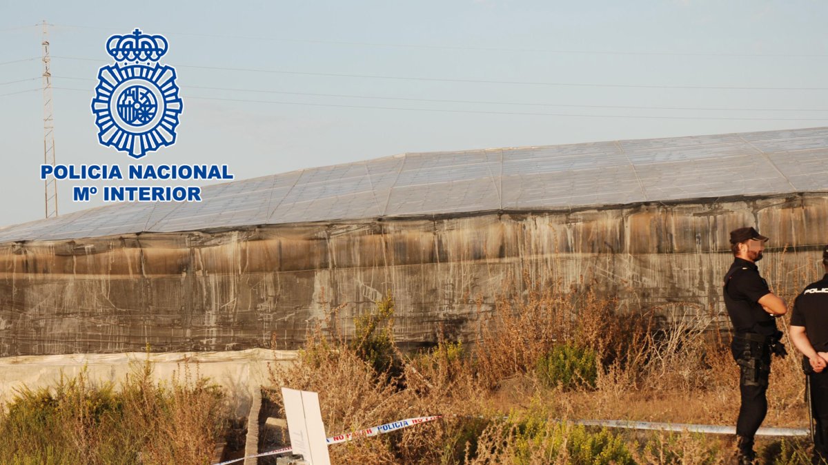 Agentes de la Policía Nacional acordonan el lugar del hallazgo del cadáver en Pampanico.