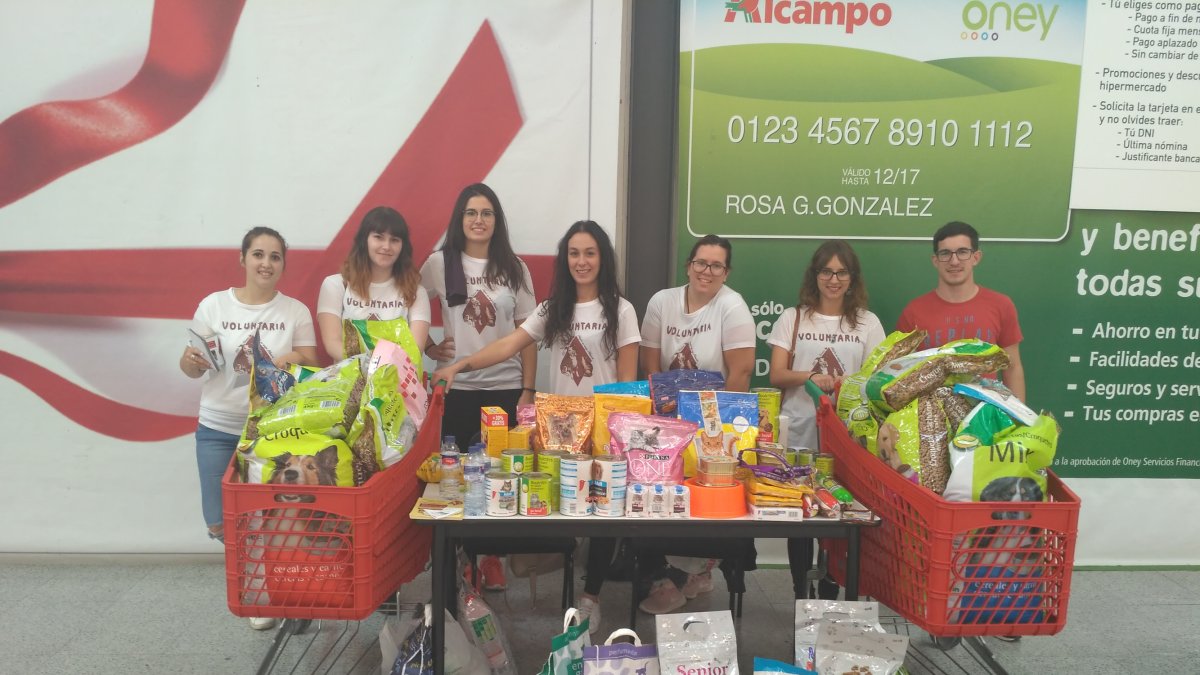 Voluntarios de la entidad con parte de la recolecta.
