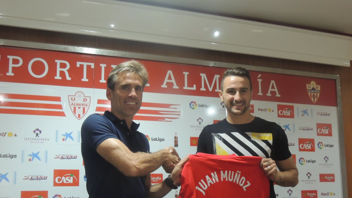 Miguel Corona nos presentó al goleador Juan Muñoz.