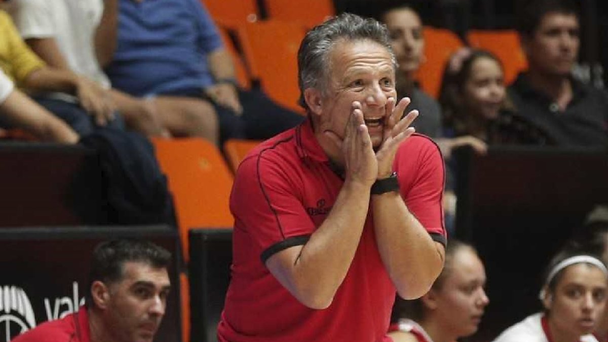 Fernando Mendiguchía entrenador del ISE.