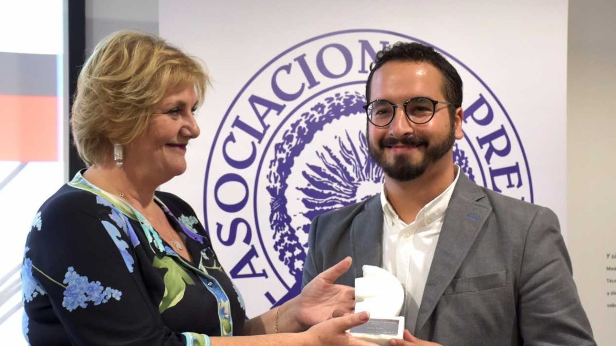 Francisco Carrión, recogiendo el Premio Colombine de Periodismo. [José Juan Mullor]