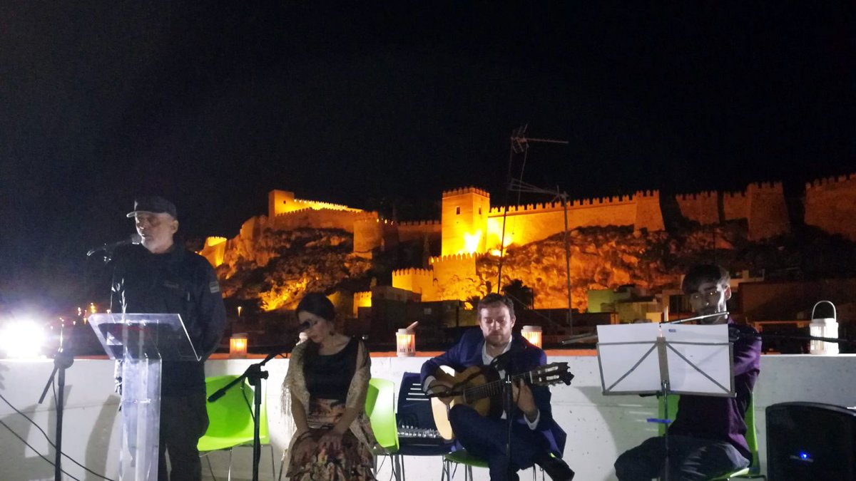 Pedro Blanco Naveros recita con el acompañamiento de un grupo flamenco.