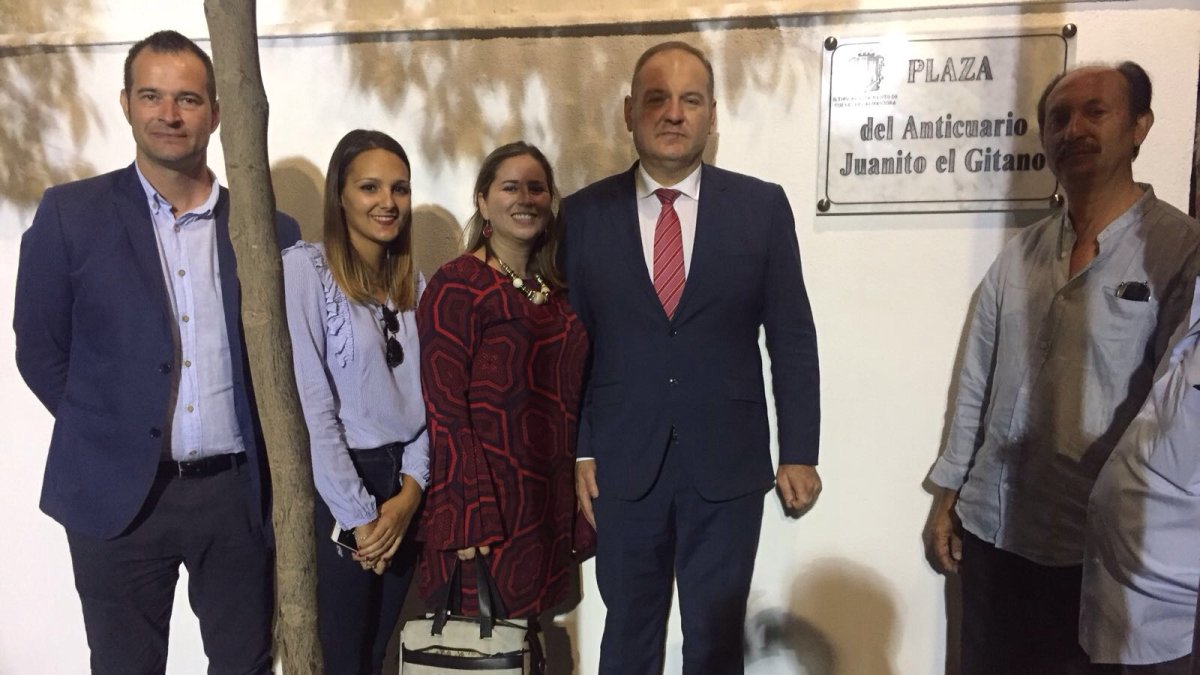 Autoridades junto a la placa de la plaza.