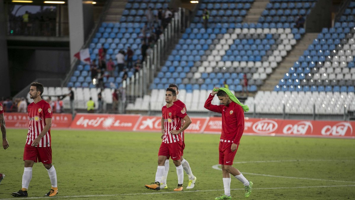 Los jugadores del Almería tras la debacle frente al Huesca.