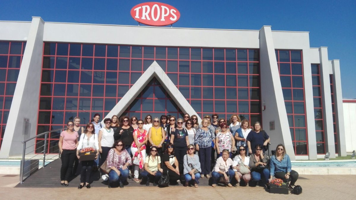 La comitiva de mujeres agricultoras y trabajadoras de Cabasc durante su visita a la cooperativa Trops.