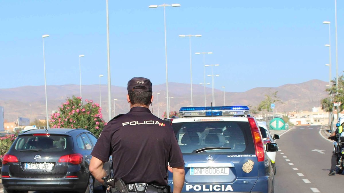Forzaba las cerraduras o fracturaba las ventanillas de las puertas delanteras.