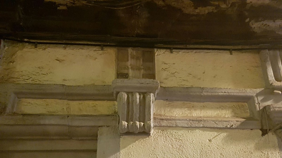 Imagen del escudo declarado BIC que hay en la fachada