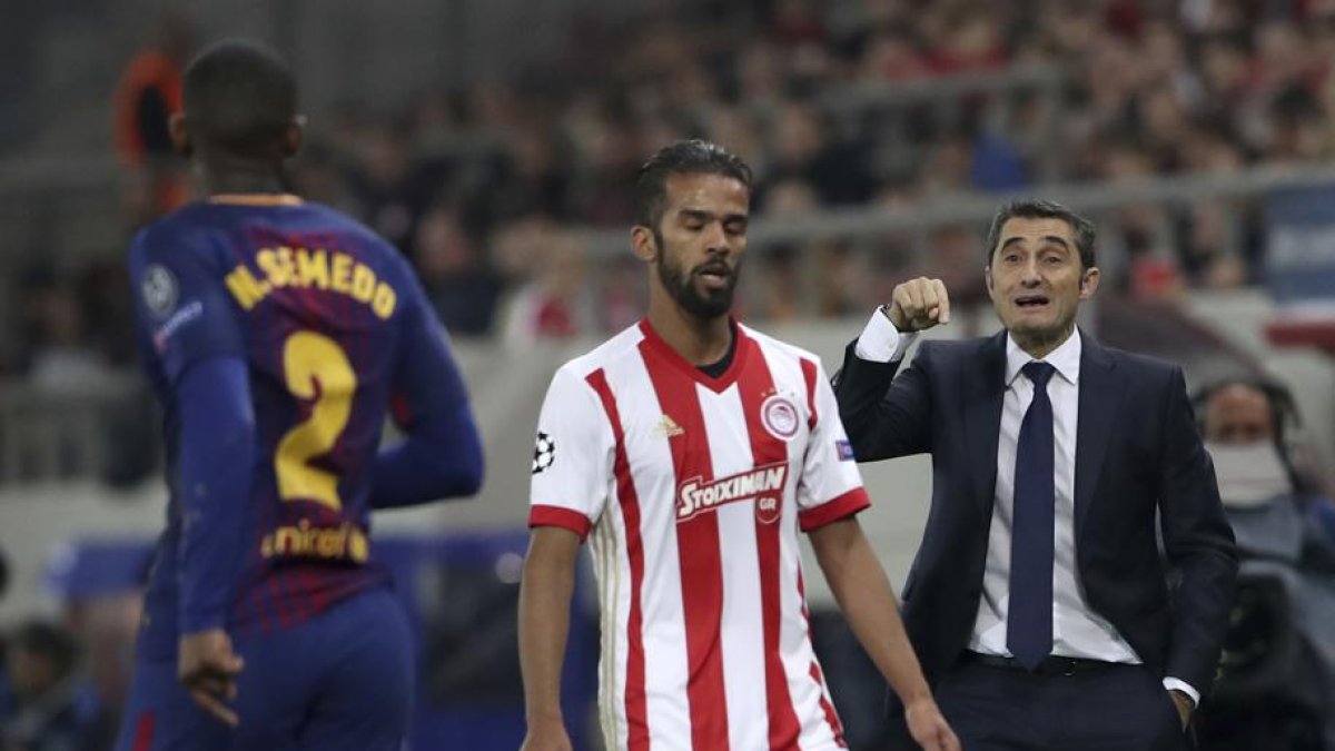 Ernesto Valverde dando instrucciones.
