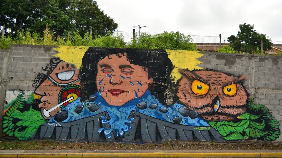 Graffiti en homenaje a la activista Berta Cáceres.