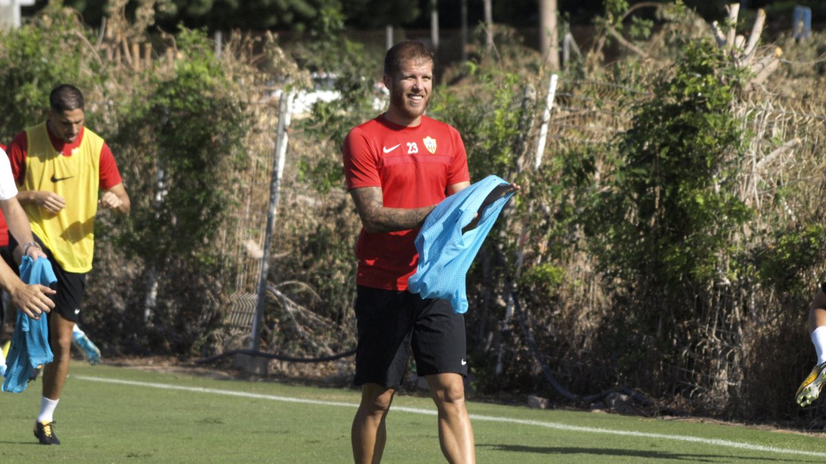 Jorge Morcillo se coloca el peto en la Vega.