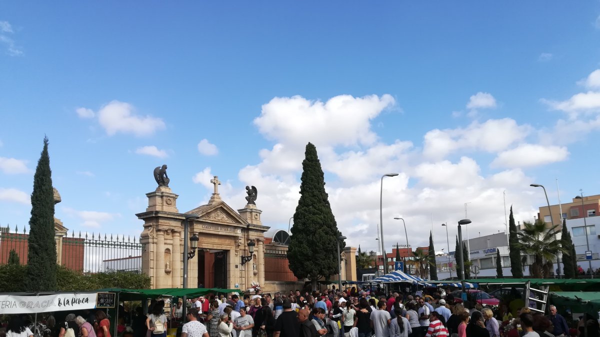 Entrada del cementerio en el día de ayer