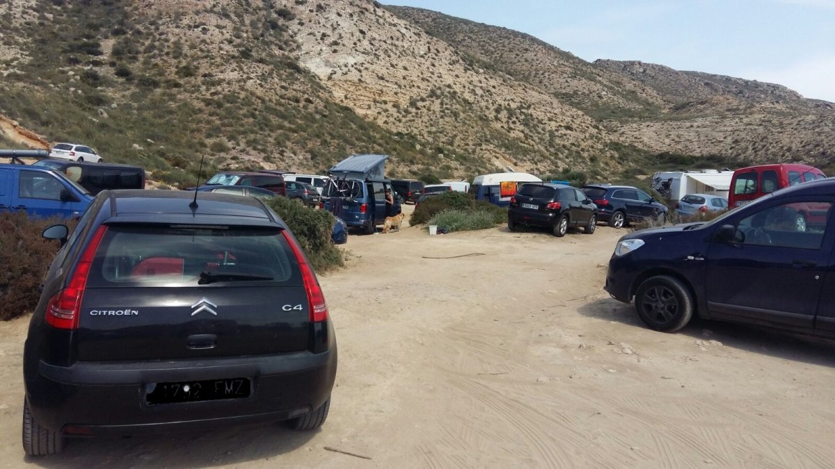 Vehículos aparcados en el acceso al Playazo de Rodalquilar esta Semana Santa.