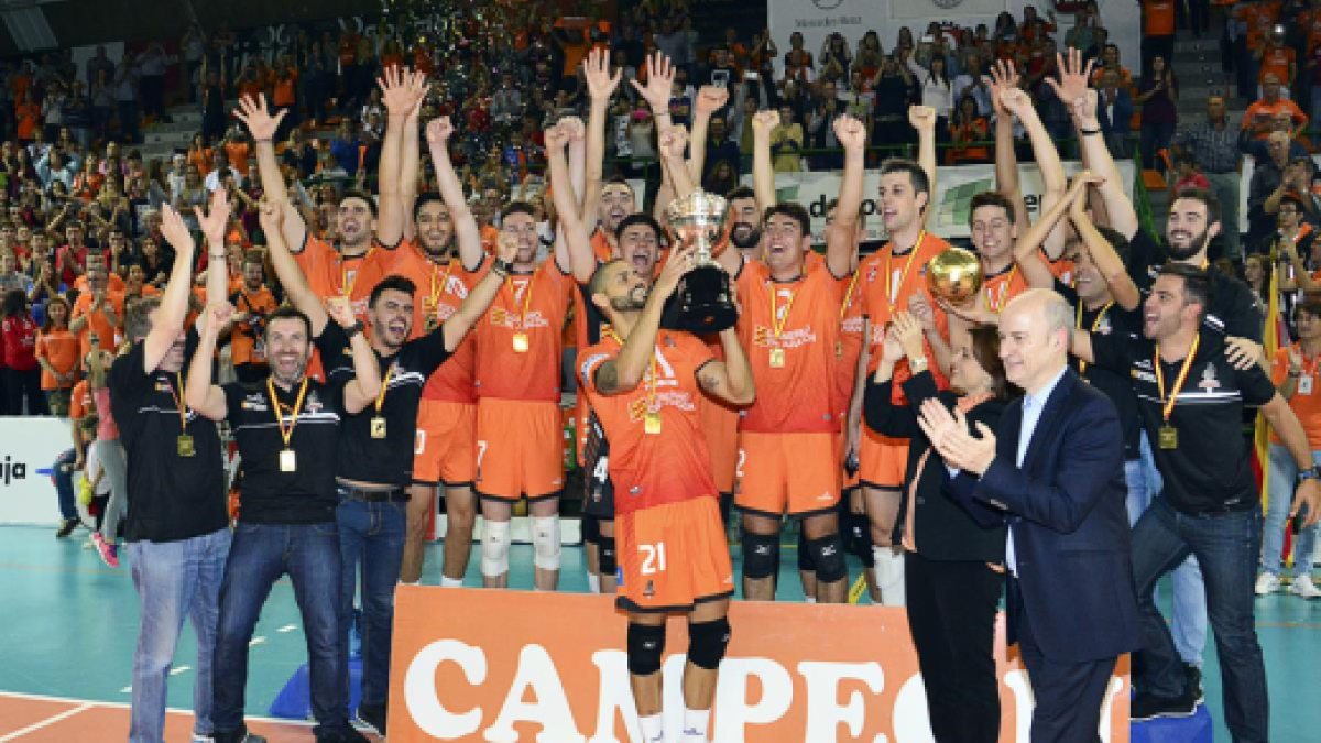 El equipo naranjito levantando la Supercopa.