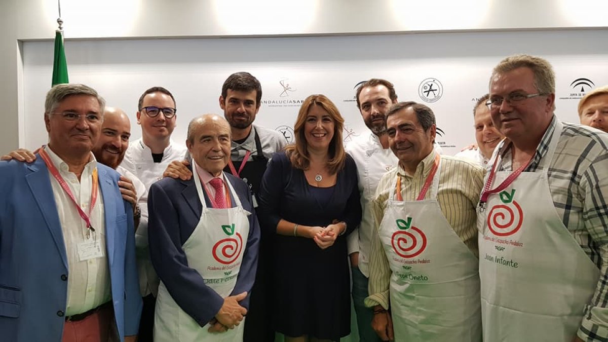 La directiva de la Academia, presidida por Juan Robles, junto a Susana Díaz, presidenta de la Junta.