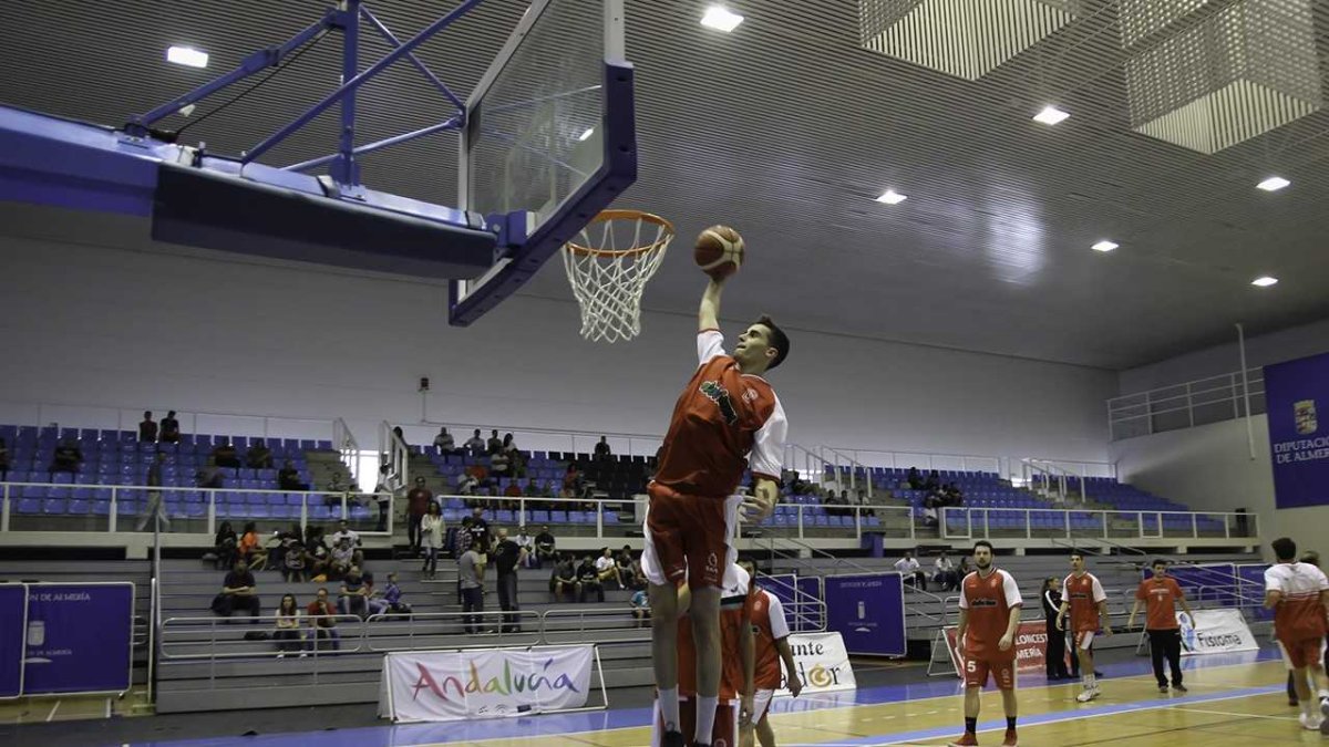 Decisión en la entrada a canasta del joven alero.