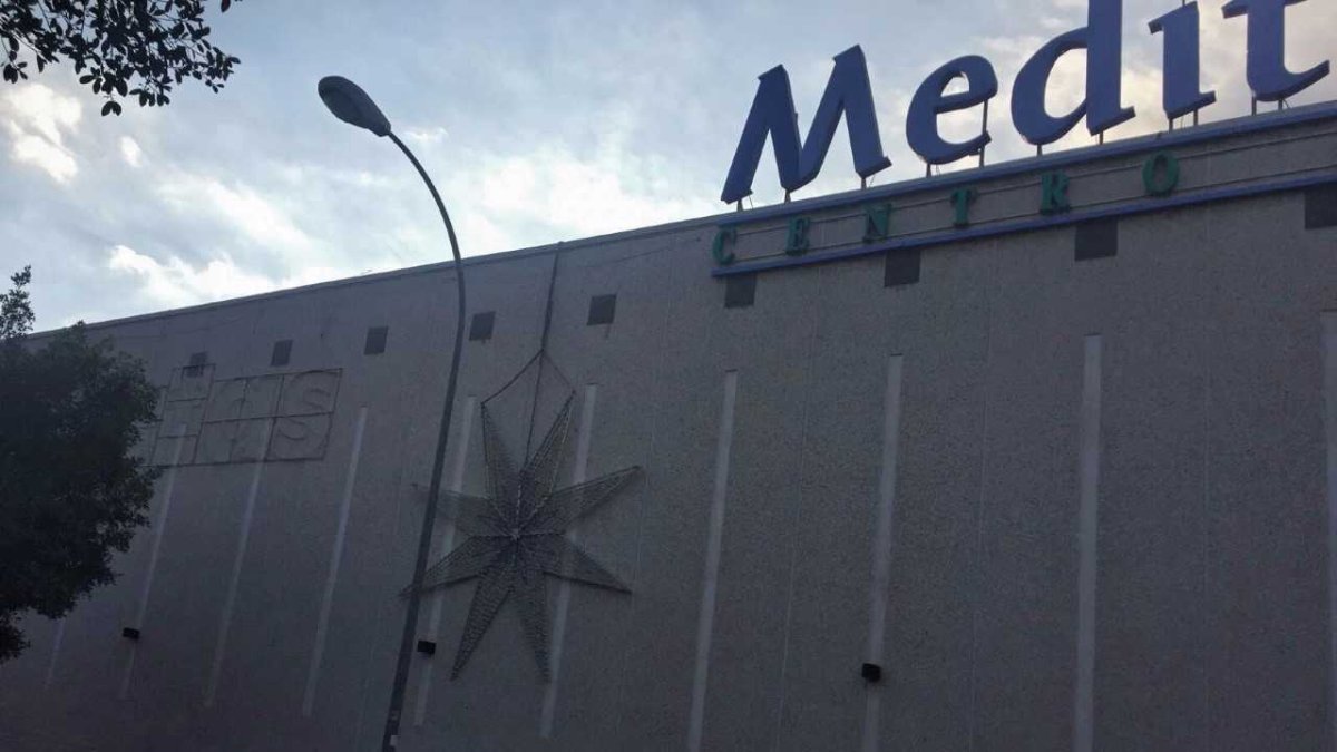 Las luces en el Centro Comercial Mediterráneo llevan puestas unas semanas.