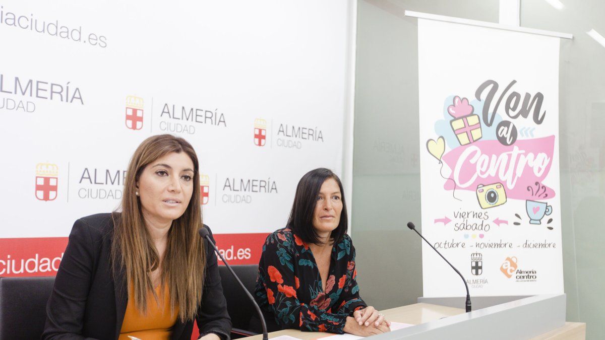 Carolina Lafita junto a Carmen Sánchez en la rueda de prensa.