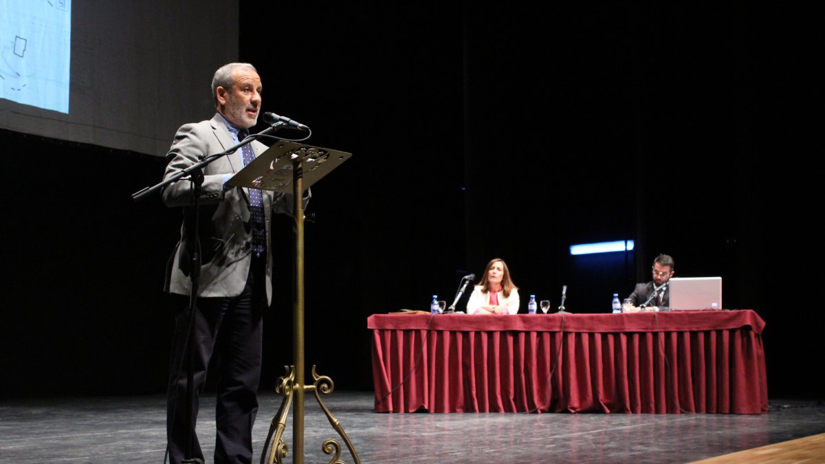 El alcalde de Vera, Félix López, y los arquitectos Lola Miralles y Gerardo Úbeda (al fondo).