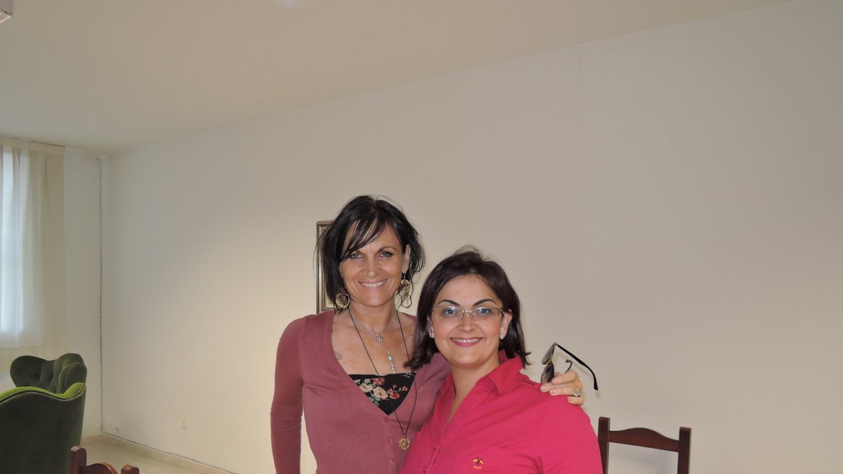 La concejal de Tercera Edad, Ana García, junto a la terapeuta.