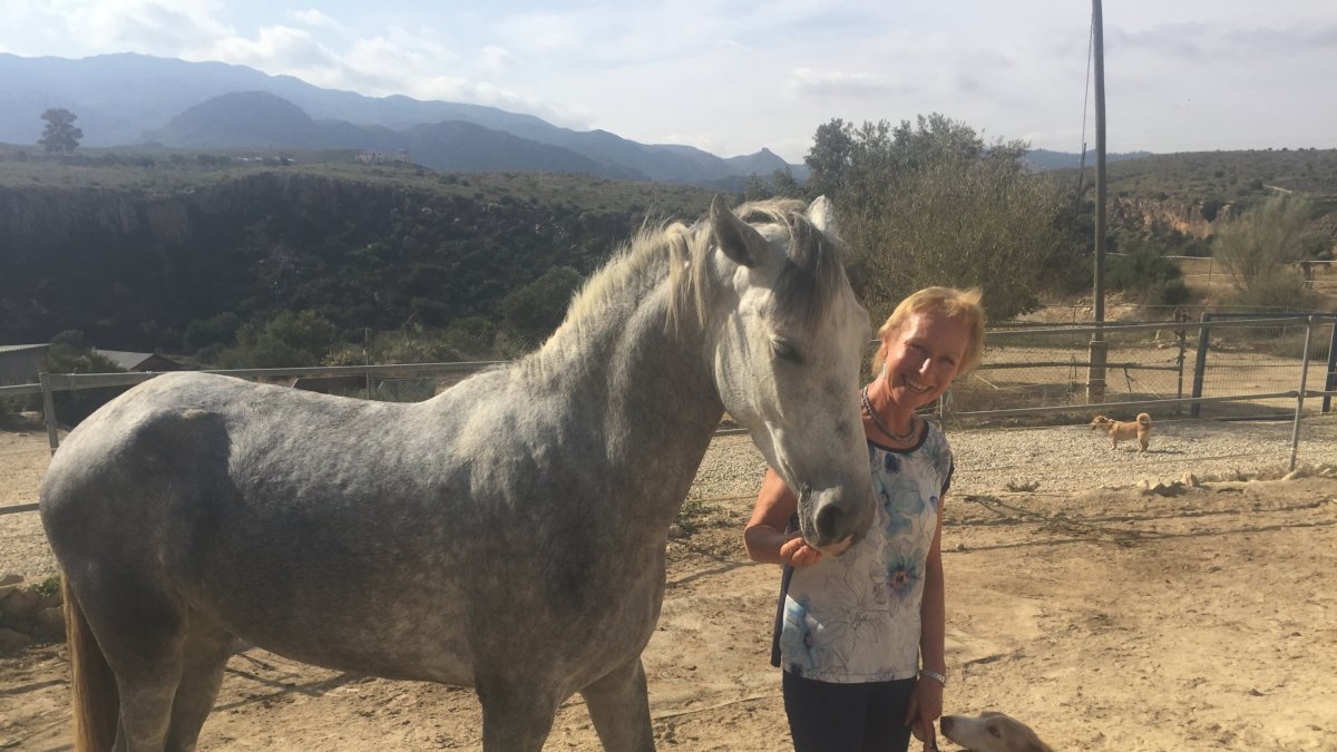 Christiane Gohl junto a Cinderella y a uno de sus cinco perros en su finca del paraje Cañada de la Piedra, en Los Gallardos.