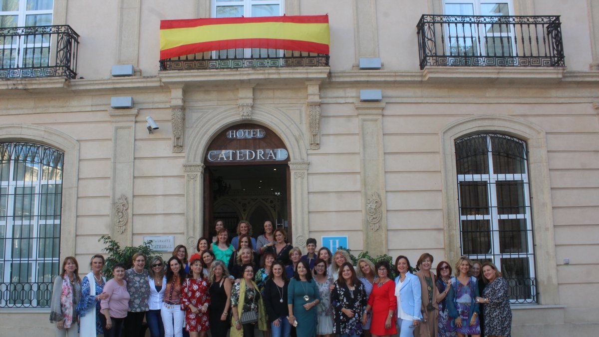 Antiguas alumnas del Colegio de la Compañía de María de la promoción de 1978 se han reunido tras casi 40 años sin verse. Con 3 y 4 años comenzaron su
