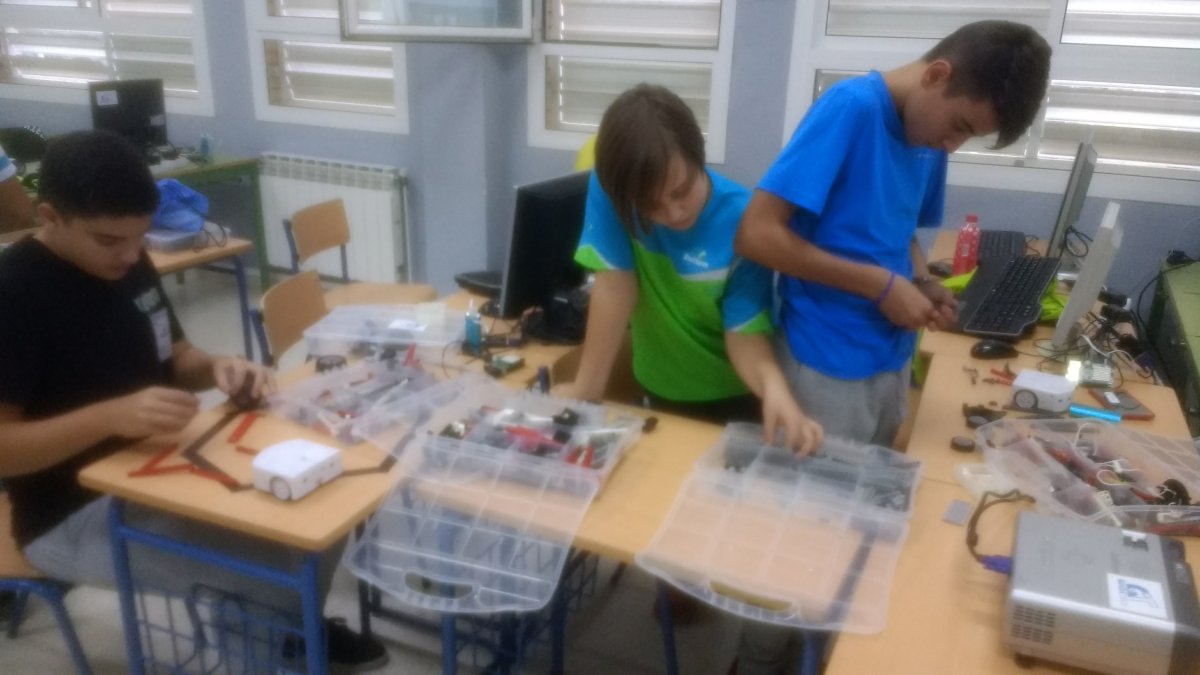 Alumnos del I.E.S. Gádor durante la realización del taller sobre robótica.