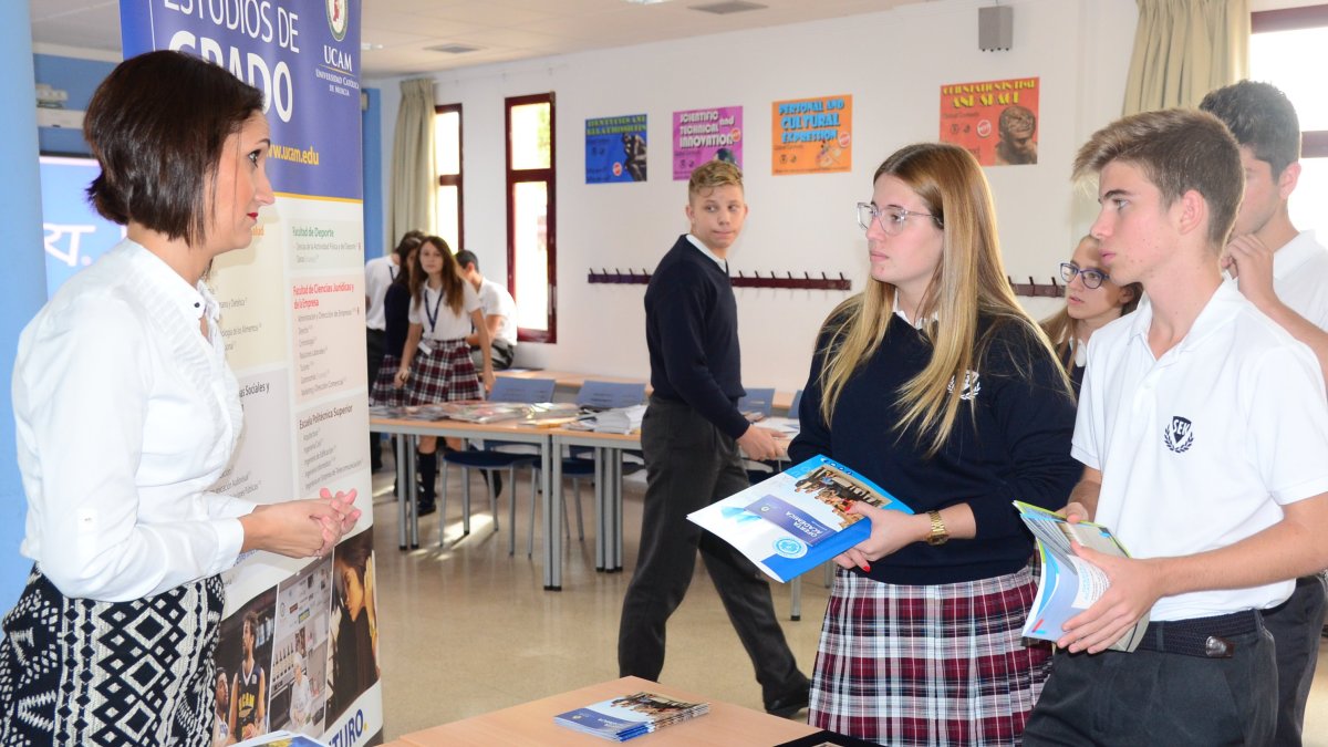 Reparto de información sobre diferentes salidas profesionales realizado en stands informativos como los de la UCAM de Murcia o el  de la Armada Españ