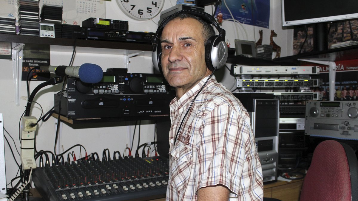 Francisco Montoya es la voz de las mañanas del barrio de Pescadería, de la Plaza de Pavía y de San Antón.