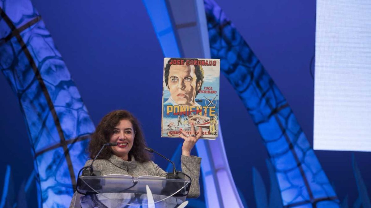 Chus Gutiérrez en el Festival de Cine de Almería de 2016, con un cartel que le regalaron en el rodaje de Poniente.