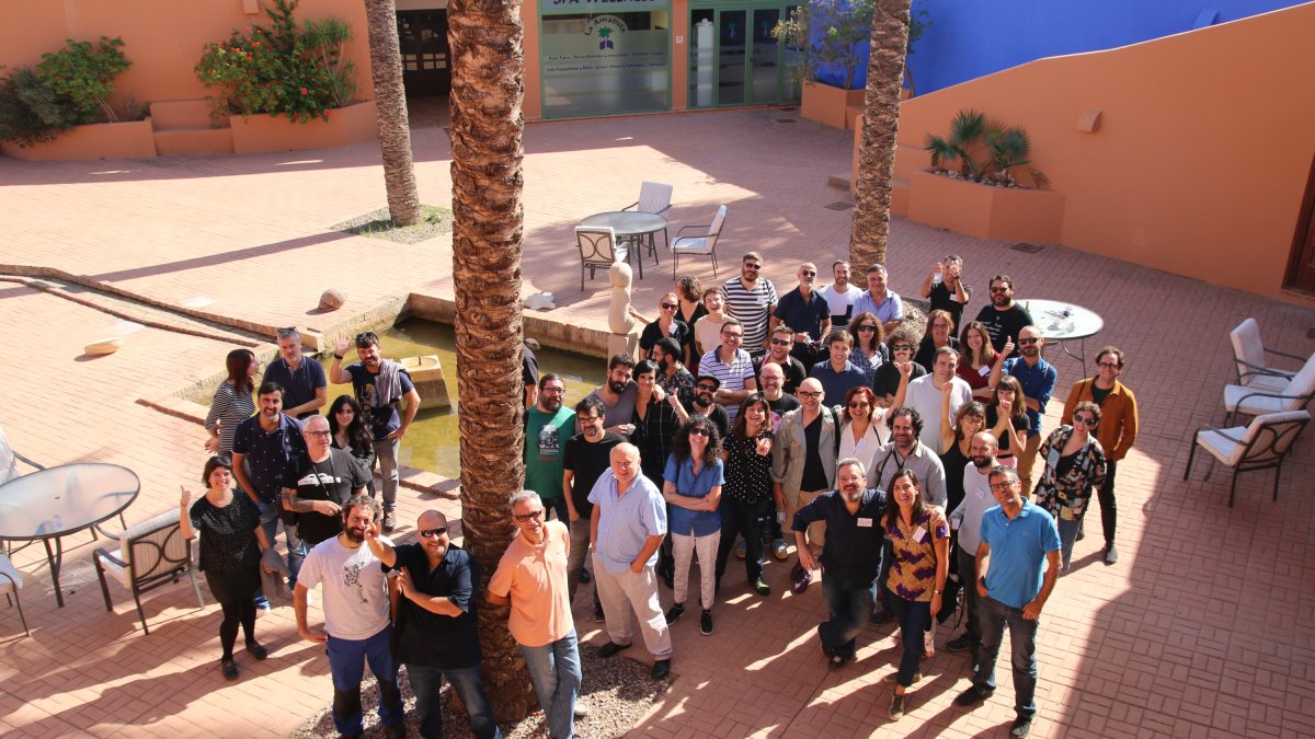 Foto de familia de los asistentes al primer Encuentro de Creación Fotográfica de Andalucía, en un descanso de las sesiones en el Hotel de Naturaleza