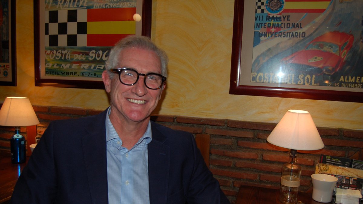 Eduardo define el papel del notario no como importante, sino como muy importante.