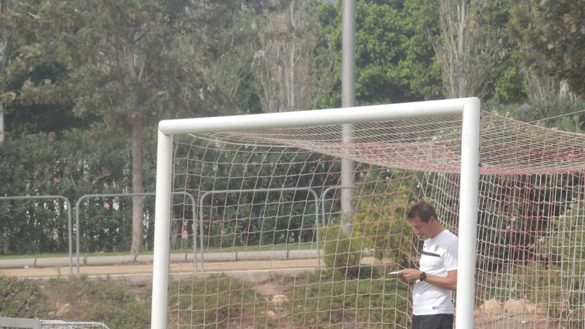 Al entrenador del Almería le han metido un gol.