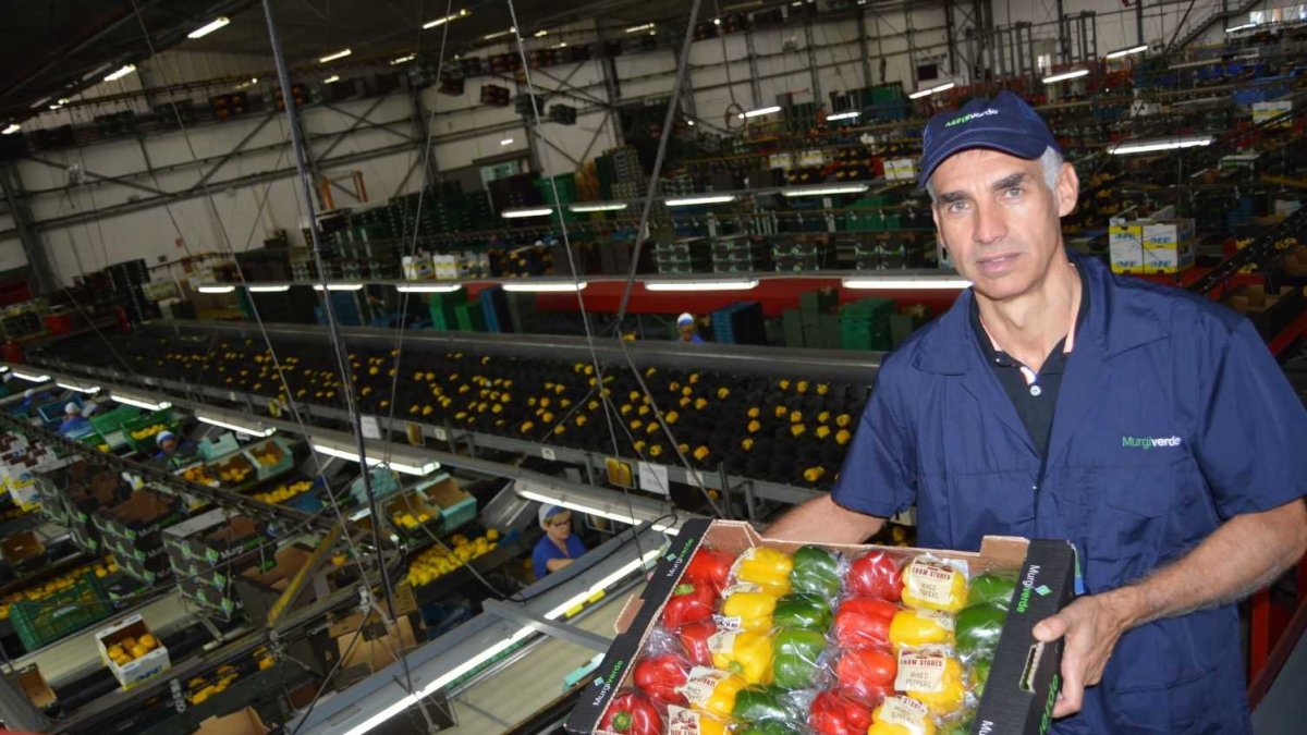 Manuel Galdeano mostrando los productos de Murgiverde.