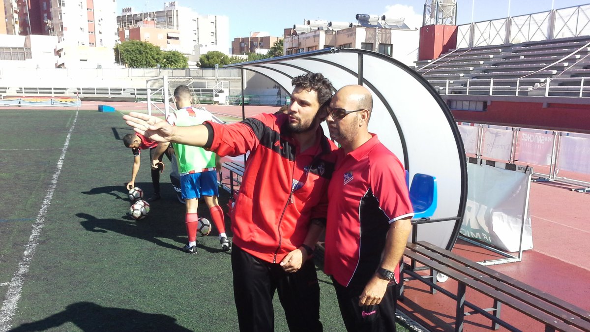 Jorge Garcés en el banquillo del Poli Almería.