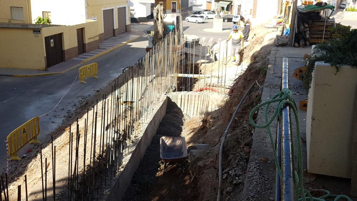 Llevantamiento del muro de contención en obras.