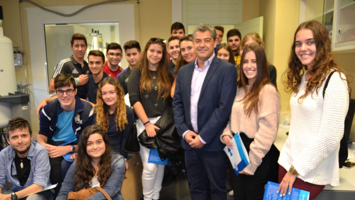 El rector de la Universidad de Almería, Carmelo Rodríguez, rodeado de estudiantes en la Semana de la Ciencia del año pasado.