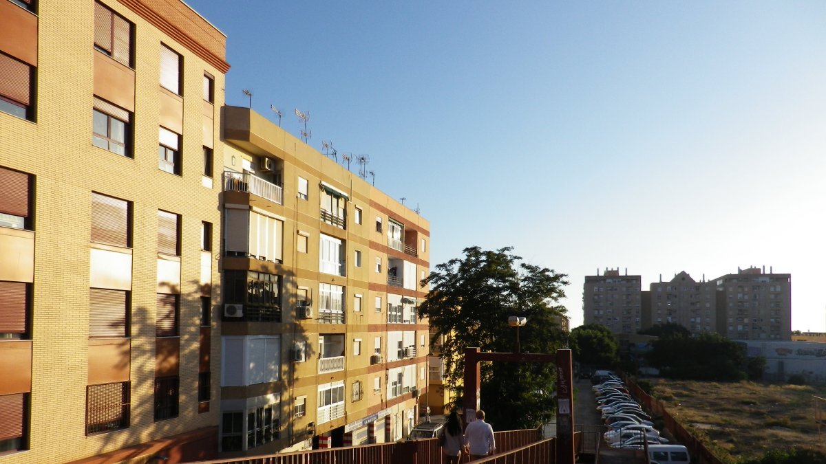 Vista de Ciudad Jardín desde el puente rojo que une el vecindario con la estación intermodal.