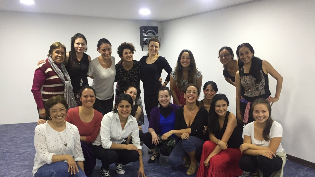 Anabel Veloso (cuarta por la derecha, fila de abajo) en la inauguración de la Casa de Flamenco de Bogotá.