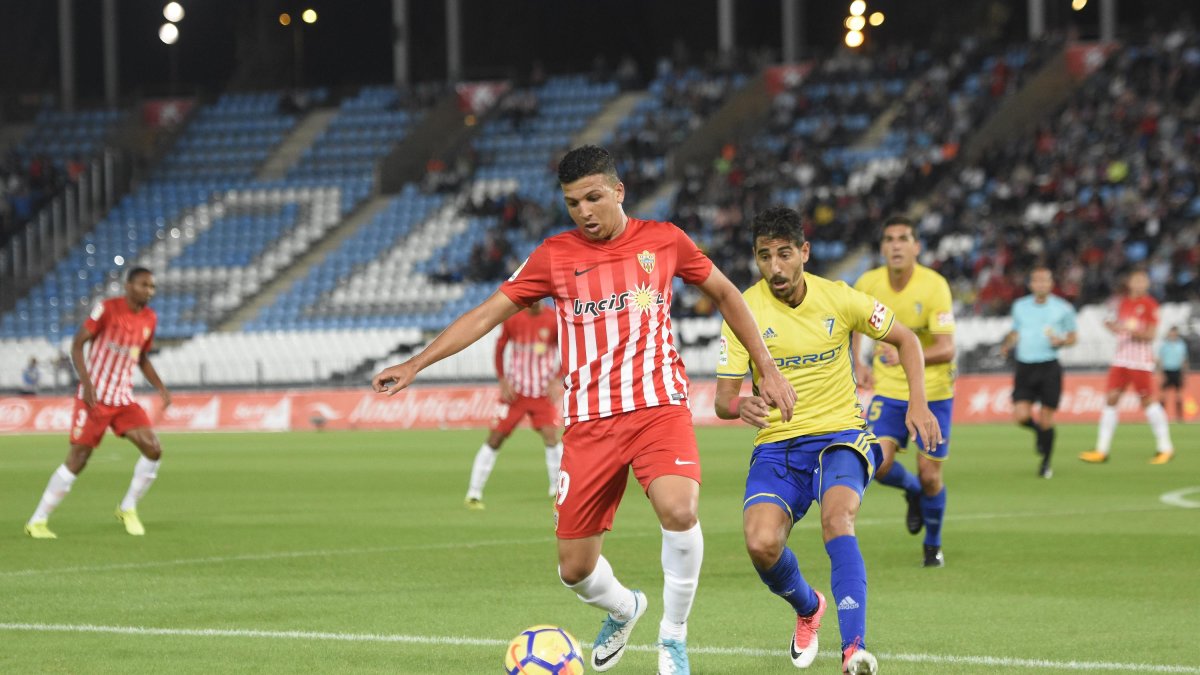 Hicham en una jugada del Almería-Cádiz.