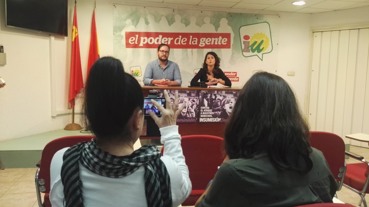 Rueda de prensa en la sede de IU.