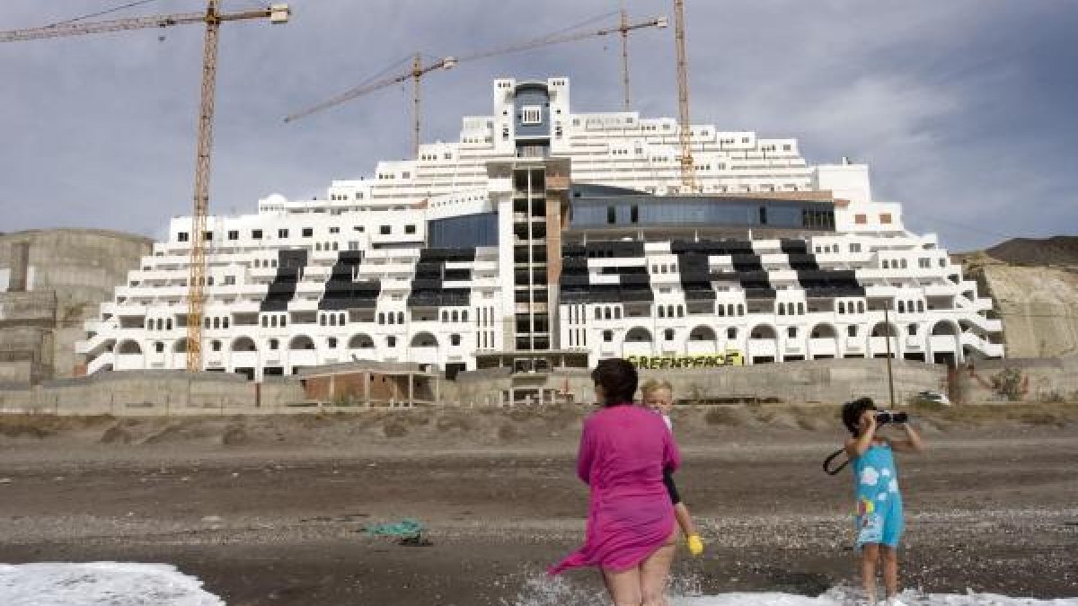 El hotel de El Algarrobico lleva años esperando saber su futuro.