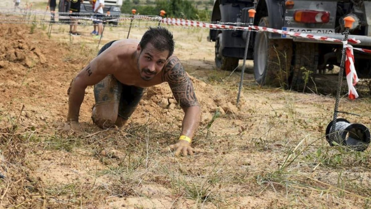 Cristian Collado salvando un obstáculo.