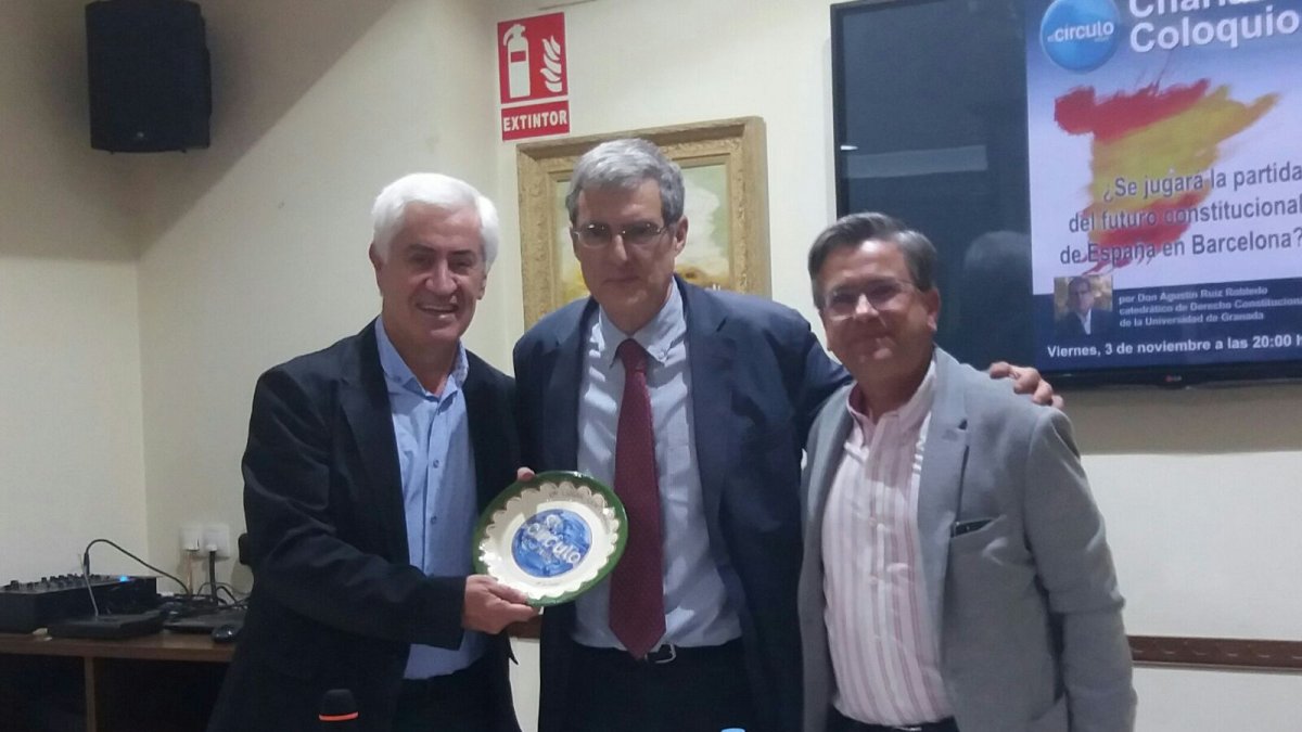 Entrega de un obsequio al catedrático.