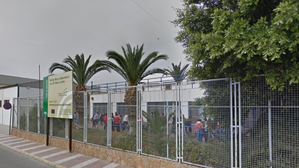 Entrada del IES Abdera, donde siete alumnos se han quedado sin cursar la asignatura de Griego.