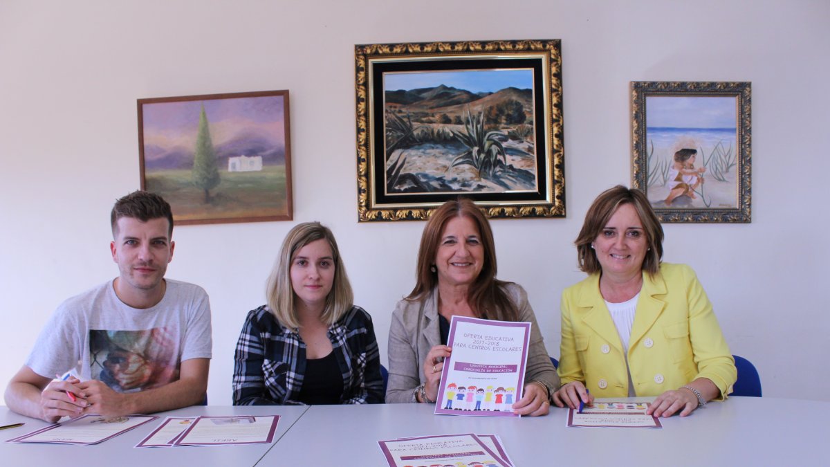 María Montoya, concejal de Educación, con la directora y monitores de la ludoteca.