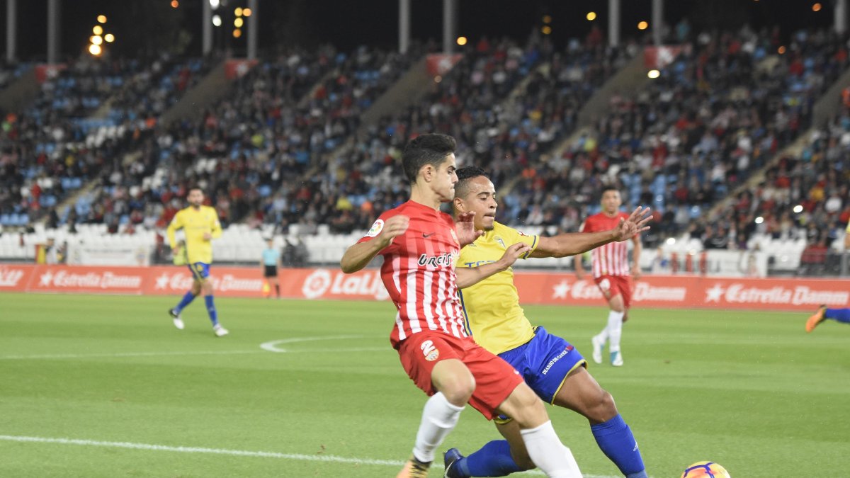 El lateral Fran Rodríguez en una acción del partido ante el Cádiz.